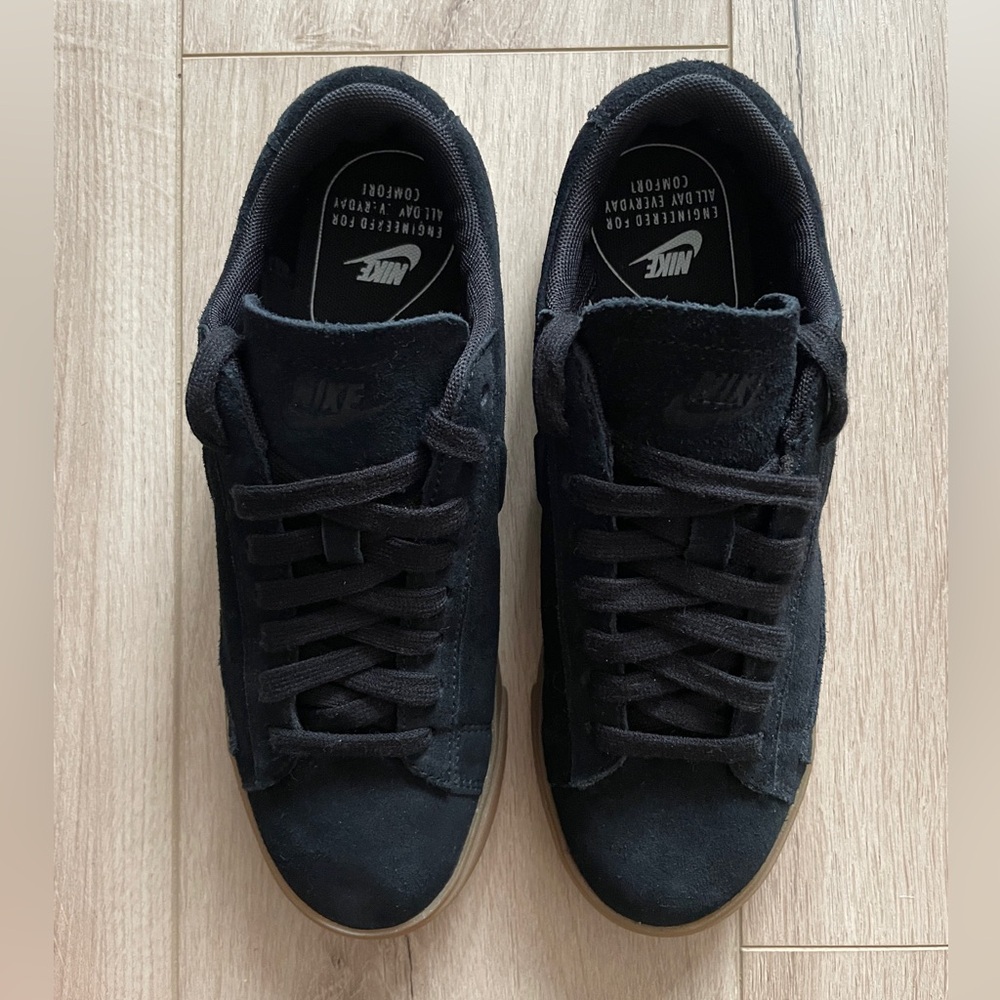 Nike Women’s Black Sneakers - Picture 4 of 10